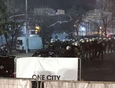 Σοβαρά επεισόδια έξω από την Τούμπα: Συγκρούσεις φιλάθλων με την Αστυνομία (βντεο)